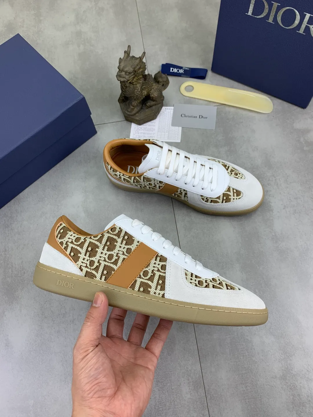 Men's shoes 💰P360 New Dior B01 moral training shoes, white first-layer cowhide, original molded outsole. New to the fall collection, this sneaker marks the return of a Dior classic, reinterpreted in a stylish and elegant silhouette. Crafted from white smooth first-grain cowhide with a tonal silk sheepskin lining, it features the Dior logo on the tongue and inner sides, and a CD icon on the heel. Paired with Tpu anti-slip soles of the same color, it can be matched with various styles to create a sophisticated look.  Code number: 38-44